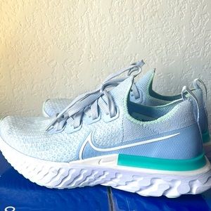 Nike flyknit react size 7